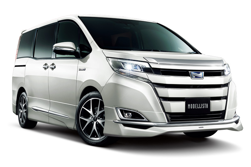 フロントスポイラー、サイドスカート、リアスカートをセットにしたエアロキット（塗装済15万2280円、素地：12万9600円）と、クールシャインキット（6万4800円）などを装着したノア