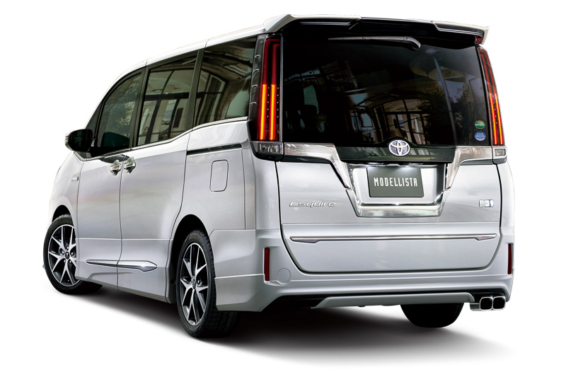 フロントスポイラー、サイドスカート、リアスカートをセットにしたエアロキット（塗装済：16万3080円、素地：14万400円）と、クールシャインキット（6万2640円）などを装着したエスクァイア