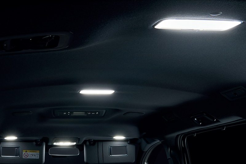 「LEDルームランプセット（面発光タイプ）」（調光機能付き：5万1840円、調光機能なし：4万6440円）は、レンズ全面が光って広範囲を明るく照らせる