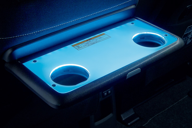 新設定となる「LEDシートバックテーブルパネル」（3万240円）