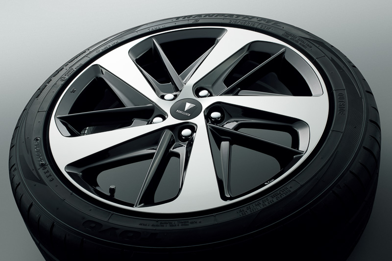 ヴォクシーとノアに設定される「18インチ アルミホイール＆タイヤセット（MODELLISTA WingDancerVI＜ブラック×ポリッシュ＞＆トーヨータイヤ TRANPATH ML）」（25万9200円）