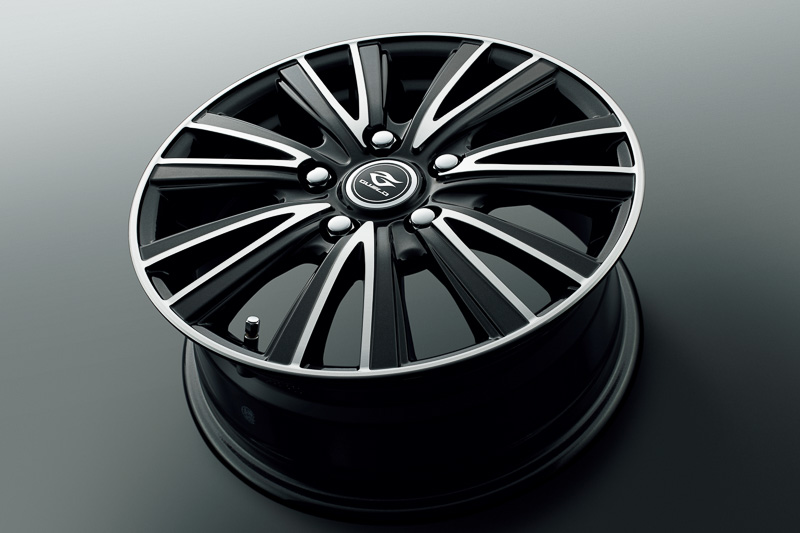 「15インチ アルミホイールセット（ウェッズ ギルドJT＜ブラック×ポリッシュ＞）」（4万8600円）