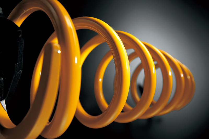 約20mm車高をローダウンできる「ローダウンスプリング」（3万7800円）