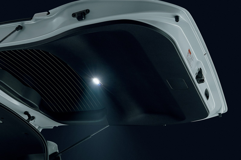 「ラゲージLED」（2万4840円）は、バックドアの開閉と連動して点灯。明るさを3段階に調節できる