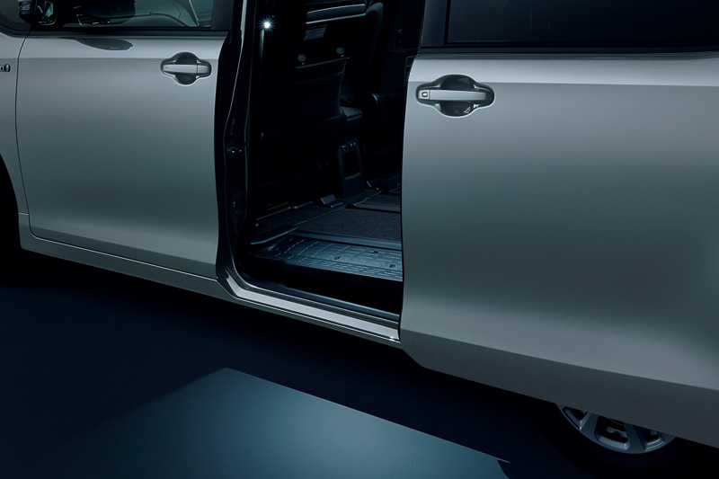 「LEDスマートフットライト」（左右2灯セット：2万3760円）はBピラーに取り付け、スライドドアの開閉に連動して点灯。夜間の乗降をサポートする