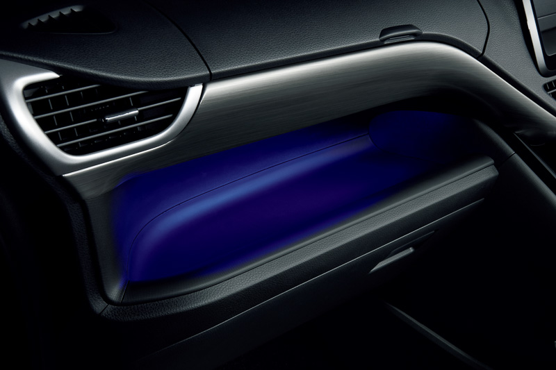 ヴォクシーとノアに設定される「インテリアパネルセット」（4万4280円）。茶木目調に加えて新柄の黒木目調、ヘアライン調を設定。助手席側にトレイ部分を照らすLEDランプを内蔵