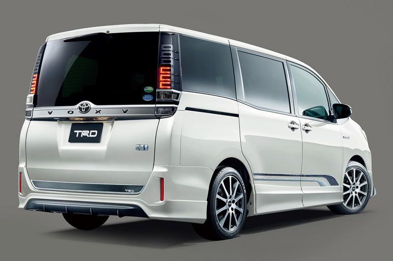 新型「ヴォクシー」の「HYBRID V」「HYBRID X」「V」「X」に対応する「エアロパーツセット」（塗装済：税別18万5000円、素地：税別17万3000円）、「フロントグリル（LED付）」（塗装済：税別8万円、素地：税別7万6000円）「フロントバンパーガーニッシュ」（税別3万円）、「サイドガーニッシュ」（税別2万円）、「バックドアガーニッシュ」（税別9000円）などを装着した車両