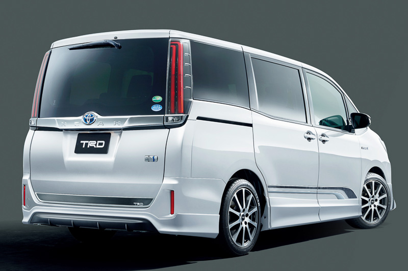 新型「ノア」の「HYBRID G」「HYBRID X」「G」「X」に対応するフロントスポイラー（LED付）、サイドスカート、リアバンパースポイラーをセットにした「エアロパーツセット」（塗装済：税別18万2000円、素地：税別17万円）と、「フロントグリルガーニッシュ」（塗装済：税別3万円、素地：税別2万6000円）などを装着した車両