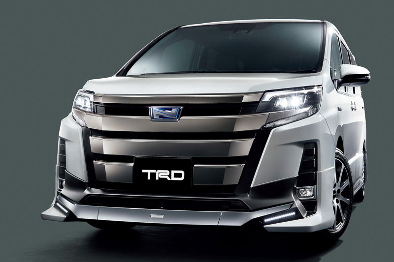 新型ノアの「HYBRID Si」「Si」に対応するフロントスポイラー（LED付）、リアバンパースポイラーをセットにした「エアロパーツセット」（塗装済：税別12万5000円、素地：税別11万7000円）などを装着した車両