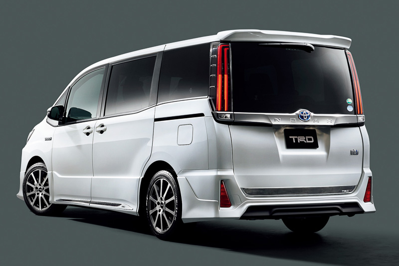 新型ノアの「HYBRID Si」「Si」に対応するフロントスポイラー（LED付）、リアバンパースポイラーをセットにした「エアロパーツセット」（塗装済：税別12万5000円、素地：税別11万7000円）などを装着した車両