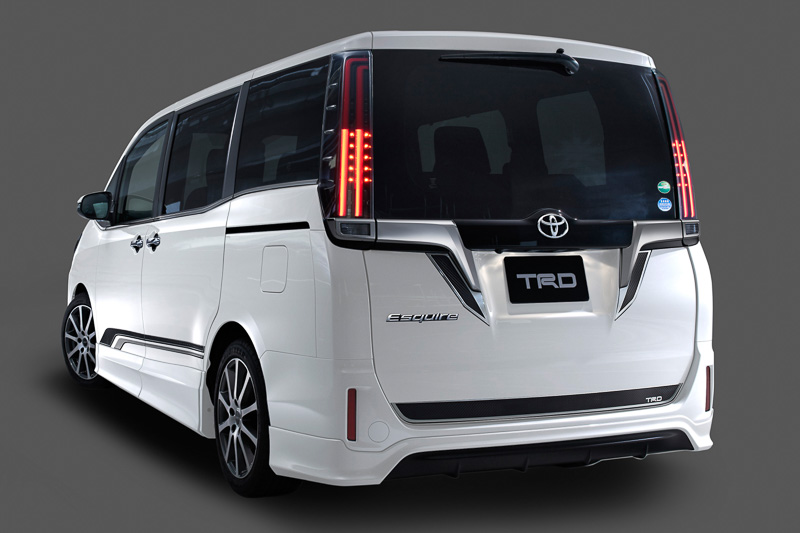 フロントスポイラー（LED付）、サイドスカート、リアバンパースポイラーをセットにした「エアロパーツセット」（塗装済：税別16万7000円、素地：税別15万5000円）と、「フロントグリル」（税別5万6000円）、「リアライセンスガーニッシュ」（税別6000円）などを装着した新型「エスクァイア」