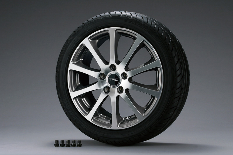 17インチアルミホイール「TRD TF4A」＆タイヤセット（税別18万8000円/台）