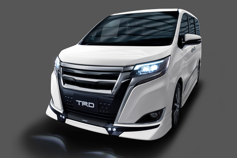 フロントスポイラー（LED付）、サイドスカート、リアバンパースポイラーをセットにした「エアロパーツセット」（塗装済：税別16万7000円、素地：税別15万5000円）と、「フロントグリル」（税別5万6000円）、「リアライセンスガーニッシュ」（税別6000円）などを装着した新型「エスクァイア」