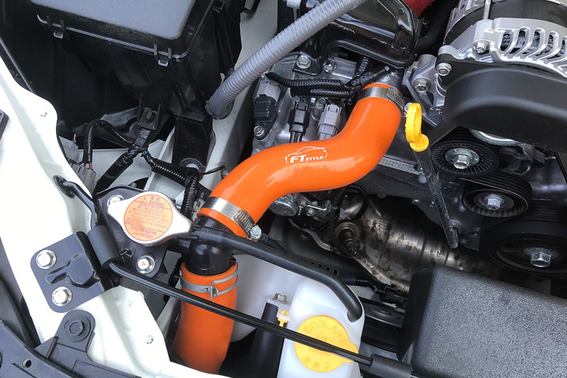 ラジエターホースはエンジンルームの車両前方側に位置しており、ボンネットを開けたときのドレスアップ効果も期待できる