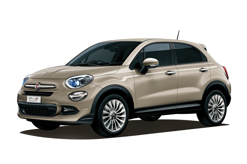 仕様変更で新しく設定されたボディカラー「ベージュ カプチーノ」のフィアット「500X Pop Star Plus」