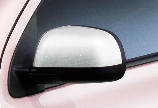 パーソナライゼーションに装着されるホワイトカラーの「電動格納式リモコンドアミラー（ドアロック連動自動格納機能付）」「アウトサイドドアハンドル（フロントドア、リヤドア）」「フルホイールカバー」