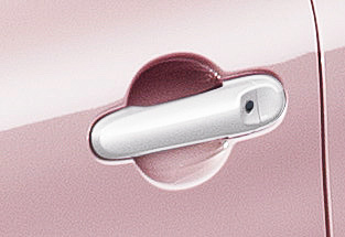 パーソナライゼーションに装着されるホワイトカラーの「電動格納式リモコンドアミラー（ドアロック連動自動格納機能付）」「アウトサイドドアハンドル（フロントドア、リヤドア）」「フルホイールカバー」