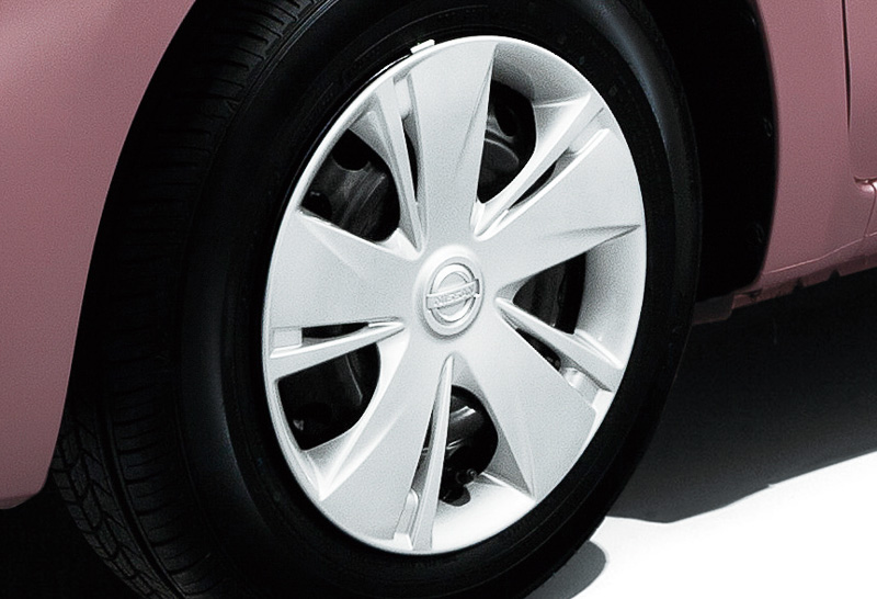 パーソナライゼーションに装着されるホワイトカラーの「電動格納式リモコンドアミラー（ドアロック連動自動格納機能付）」「アウトサイドドアハンドル（フロントドア、リヤドア）」「フルホイールカバー」