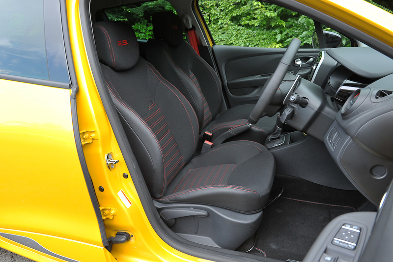 インテリアではシート表皮を滑りにくいデザインに変更するとともに、ヘッドレストの「R.S.」ロゴを赤色に変更。なお、グレードによって内装に大きな変更はない