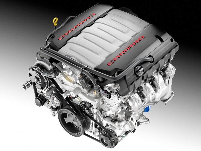 カマロ SSには最高出力339kW（461PS）/6000rpm、最大トルク617Nm（62.9kgm）/4400rpmを発生するV型8気筒 6.2リッターエンジンを搭載