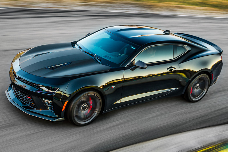 カマロ SSには最高出力339kW（461PS）/6000rpm、最大トルク617Nm（62.9kgm）/4400rpmを発生するV型8気筒 6.2リッターエンジンを搭載