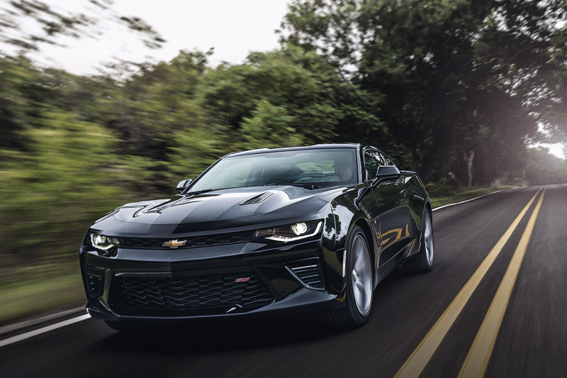 カマロ SSには最高出力339kW（461PS）/6000rpm、最大トルク617Nm（62.9kgm）/4400rpmを発生するV型8気筒 6.2リッターエンジンを搭載