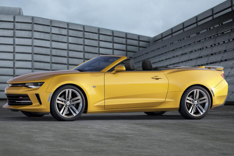 カマロ LT RSとカマロ コンバーチブルには最高出力202kW（279PS）/5500rpm、最大トルク400Nm（40.8kgm）/3000-4500rpmを発生する直列4気筒 2.0リッターターボエンジンを搭載