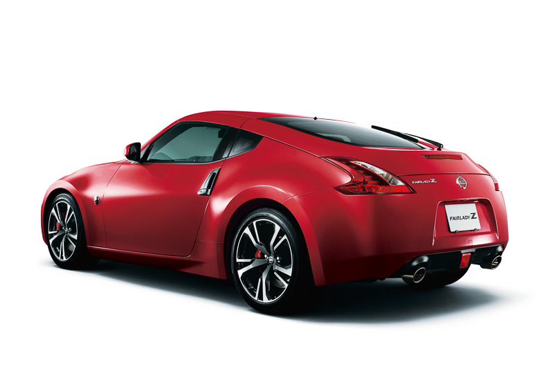 “宝石のような鮮やかさと華やかさ”を併せ持つ新色「カーマインレッド」