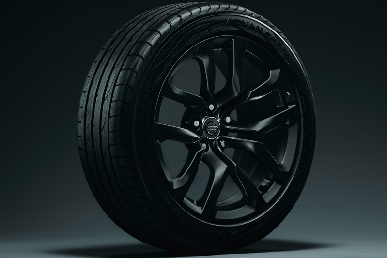 「Version T」などに装着されるガンメタリックカラーコートの18インチアルミホイール。タイヤサイズはフロントが225/50 R18 95W、リアが245/45 R18 96W