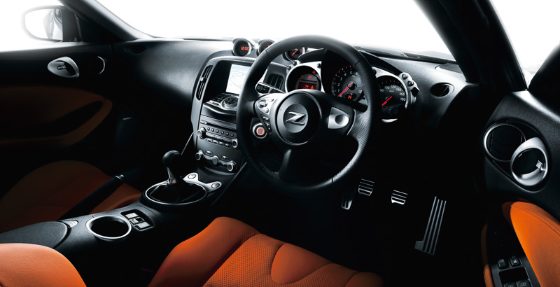 フロントウィンドウの合わせガラスに遮音層を設定。車内の静粛性を向上させている