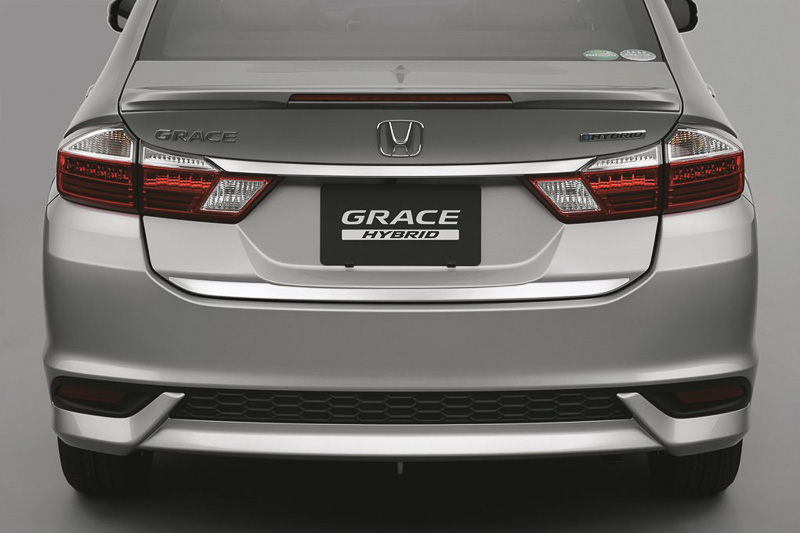 「トランクエンドデコレーション」（マットシルバー、ステッカータイプ）：1万800円