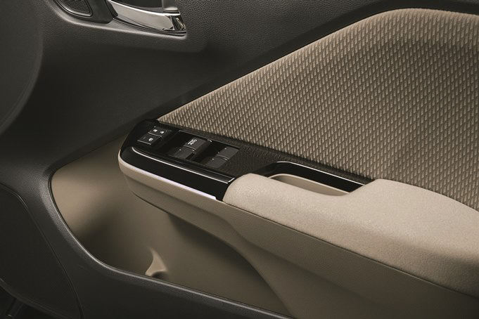 インテリアパネル（パワーウインドウスイッチ部/LEDホワイトイルミネーション付）パールブラック：3万240円