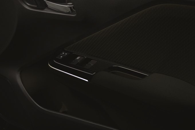 インテリアパネル（パワーウインドウスイッチ部/LEDホワイトイルミネーション付）パールブラック点灯イメージ