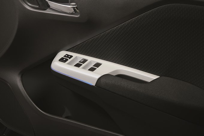 インテリアパネル（パワーウインドウスイッチ部/LEDホワイトイルミネーション付）パールホワイト：3万240円