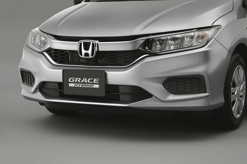 「パーキングセンサー」4センサー：3万7800円、6センサー：4万8600円