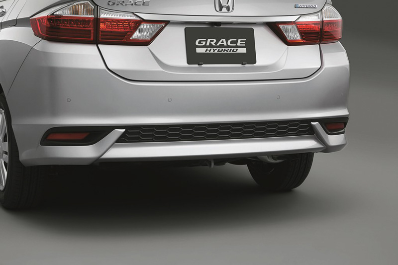 「パーキングセンサー」4センサー：3万7800円、6センサー：4万8600円