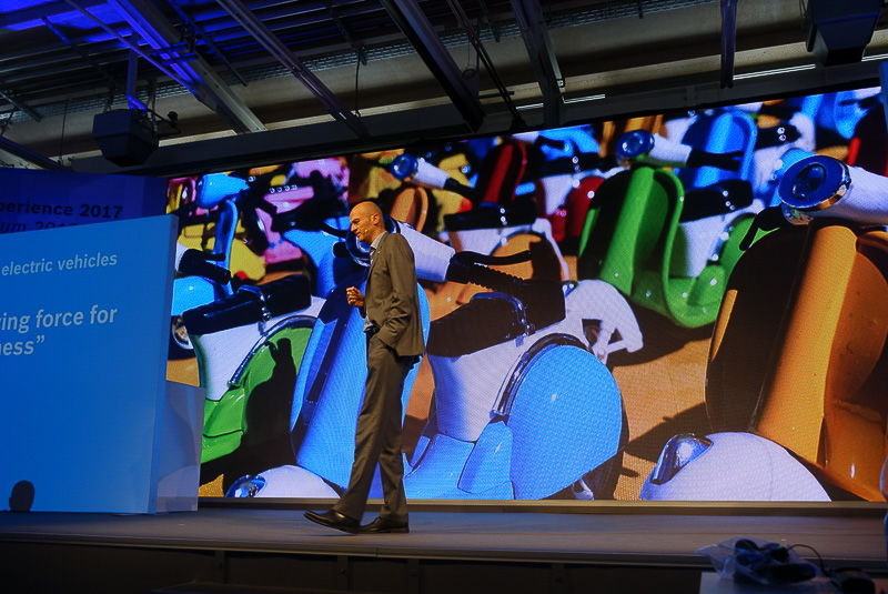 電動スクーター化した「Schwalbe（シュヴァルベ）」を背景にスピーチ