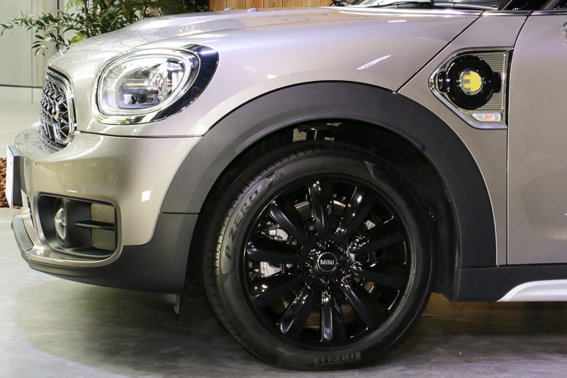 外部充電の普通充電ポートは車両左側のフロントフェンダー後方に設定。右側にも同じデザインのダミー加飾を装備している