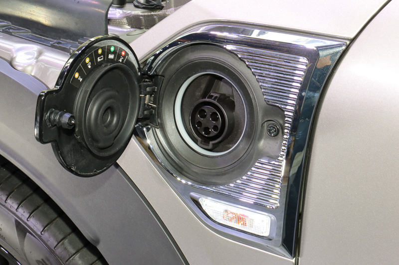 アウターリッドに普通充電ポートのカバーを固定するスタイル。200V電源でカラの状態から約3時間でフル充電できる