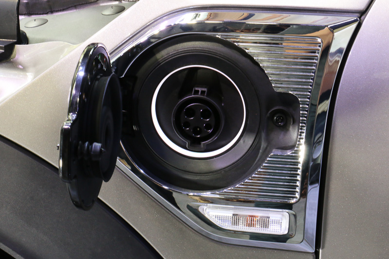 ポートの周辺にLEDランプが設定され、夜間の充電時にポートを照らすほか、イエローやグリーンの発光で充電状態を知らせる