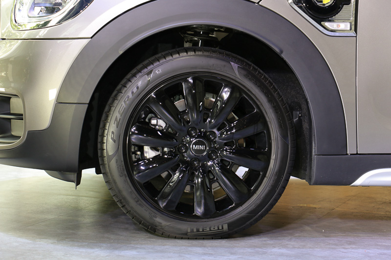 タイヤはピレリのP ZEROで、タイヤサイズは225/50 R18