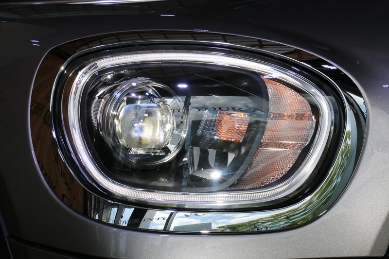 外周にLEDデイライト・リングを設定するアダプティブLEDヘッドライトを標準装備