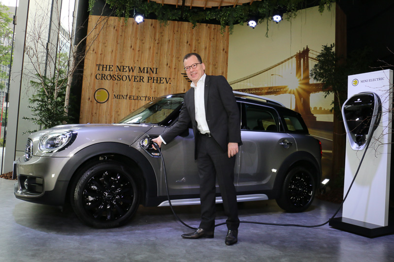 ロカ氏によるフォトセッションの様子