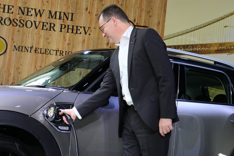 プレゼンテーション後に行なわれたフォトセッションでは、ロカ氏による充電のデモンストレーションも披露された