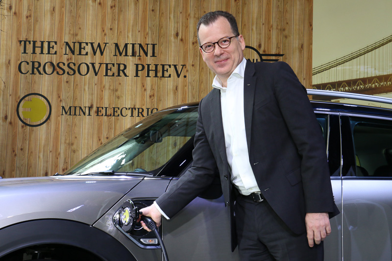 プレゼンテーション後に行なわれたフォトセッションでは、ロカ氏による充電のデモンストレーションも披露された