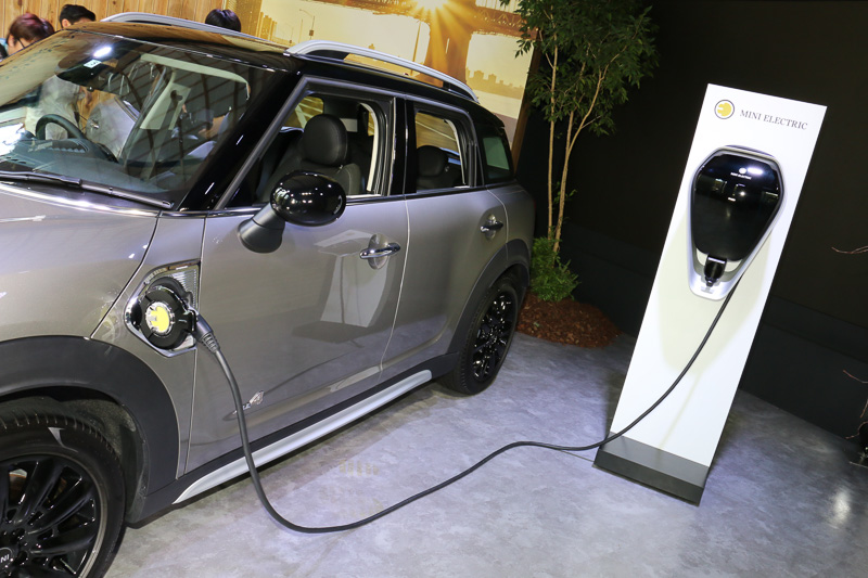 プレゼンテーション後に行なわれたフォトセッションでは、ロカ氏による充電のデモンストレーションも披露された