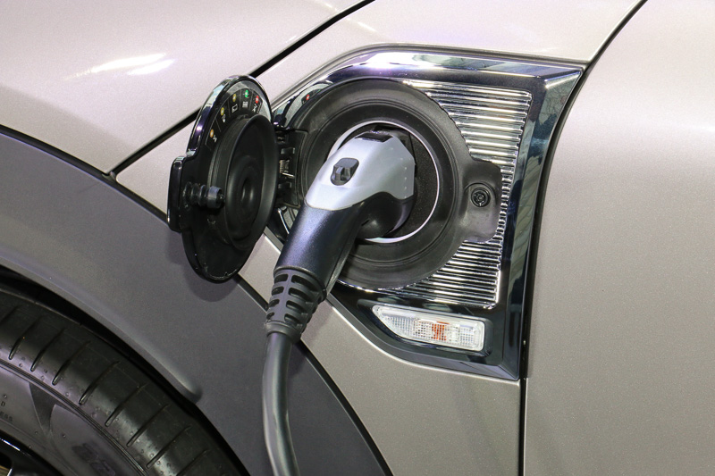 プレゼンテーション後に行なわれたフォトセッションでは、ロカ氏による充電のデモンストレーションも披露された