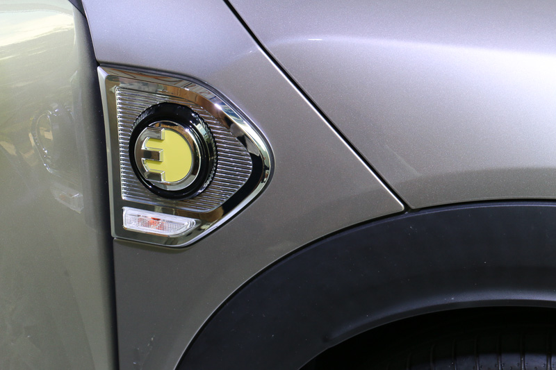 コンセント、そしてEの文字をデザインに使った専用バッヂを左右のサイドスカットル、リアハッチ左側に装着