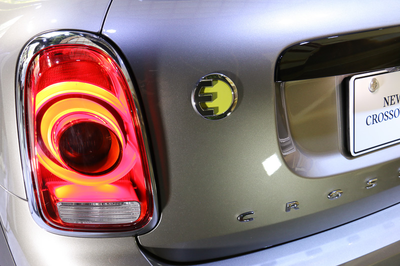 コンセント、そしてEの文字をデザインに使った専用バッヂを左右のサイドスカットル、リアハッチ左側に装着