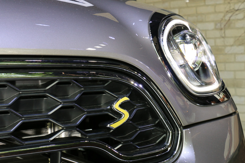 フロントグリル、リアハッチ右側、両側のスカッフプレートにイエローのSを用意
